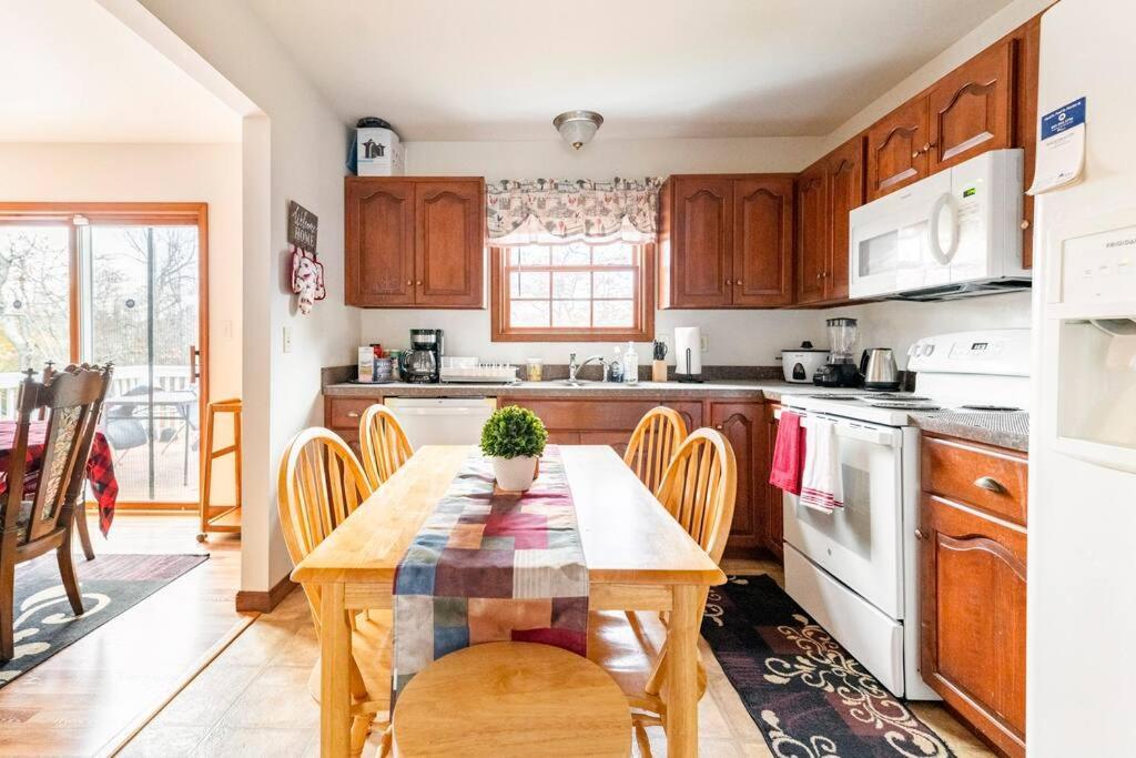 Cheerful Pocono Home Away From Home Albrightsville Exterior photo